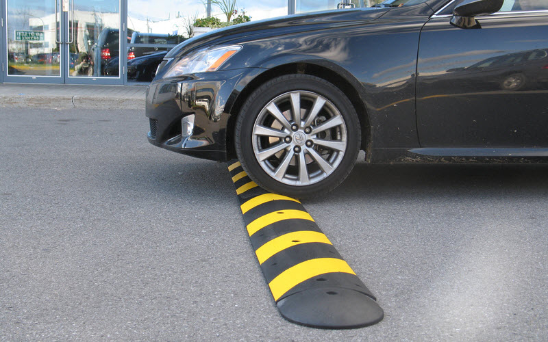 Difference Between Speed Hump and Speed Bump
